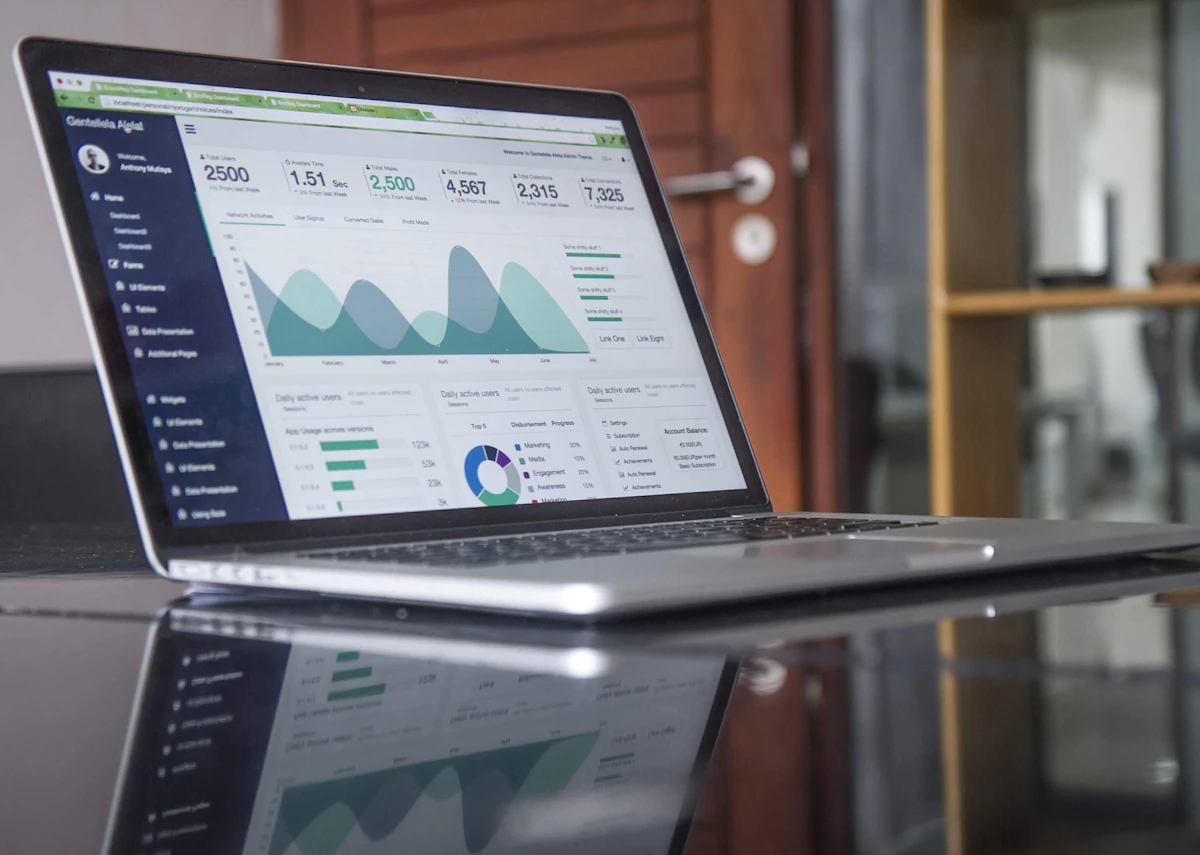 Professioneel webdesign op laptop voor custom website ontwikkeling